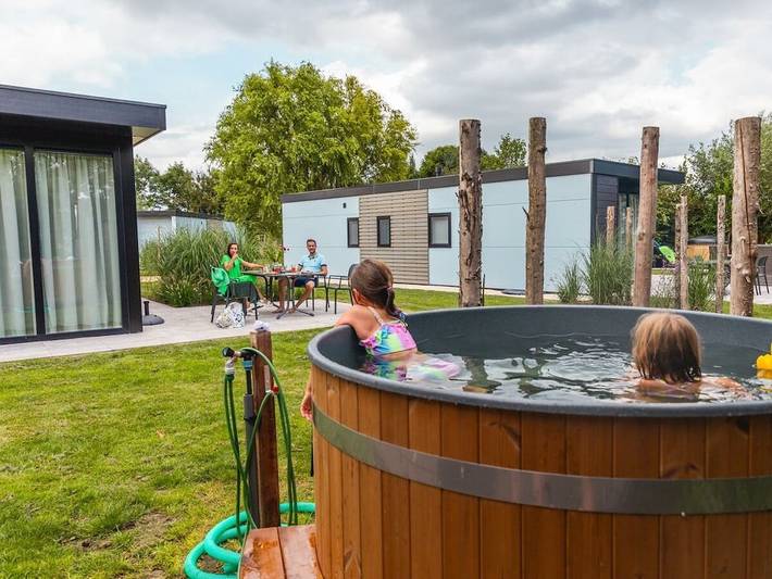 Ferienhaus für 4 Personen, mit Whirlpool und Garten