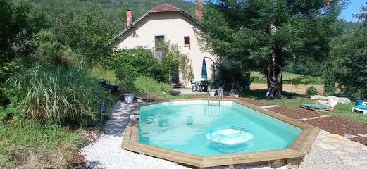 Cottage pour 4 personnes, avec piscine et terrasse ainsi que vue et jardin à Saint-Cirq-Lapopie
