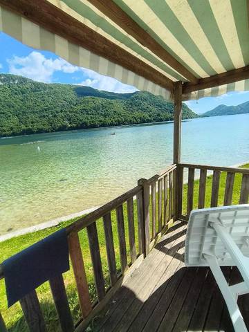 Gîte pour 6 personnes, avec vue et terrasse ainsi que piscine et vue sur le lac à Condes