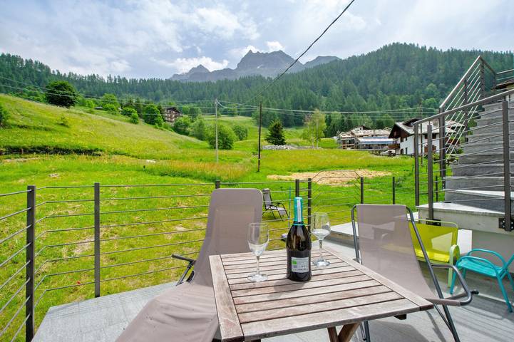 Studio 'La Chambre D'Emilie - Romantic Room' with Lake View, Shared Terrace and Wi-Fi in Breuil-Cervinia, Valtournenche