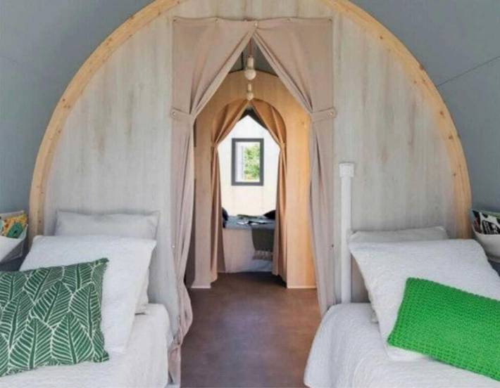 Camping pour 4 personnes, avec piscine ainsi que bassin pour enfant et terrasse