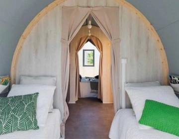 Camping pour 4 personnes, avec bassin pour enfant ainsi que terrasse et piscine au Parc Naturel Régional du Marais poitevin