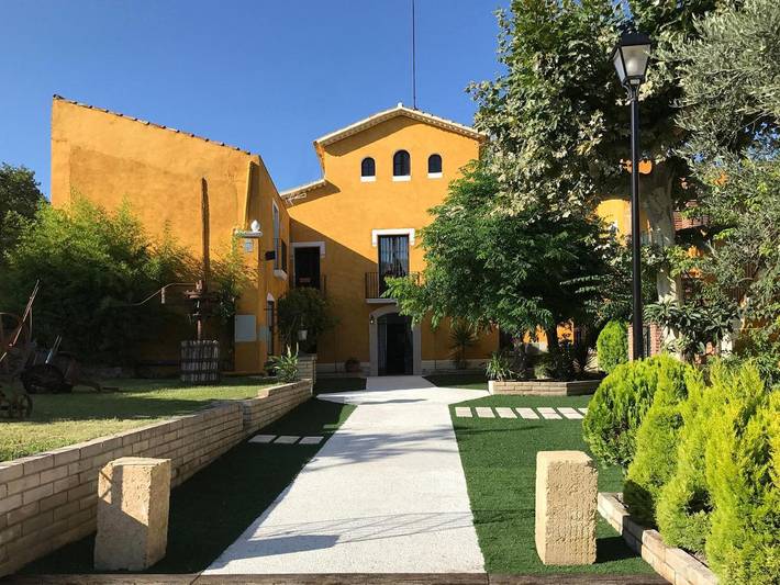 Casa rural para 26 personas, con Balcón y Terraza además de Jardín y Piscina en Olérdola