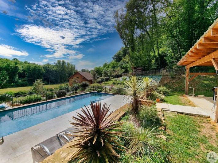 Location de vacances pour 4 personnes, avec piscine ainsi que jacuzzi et jardin à Saint-André-d'Allas