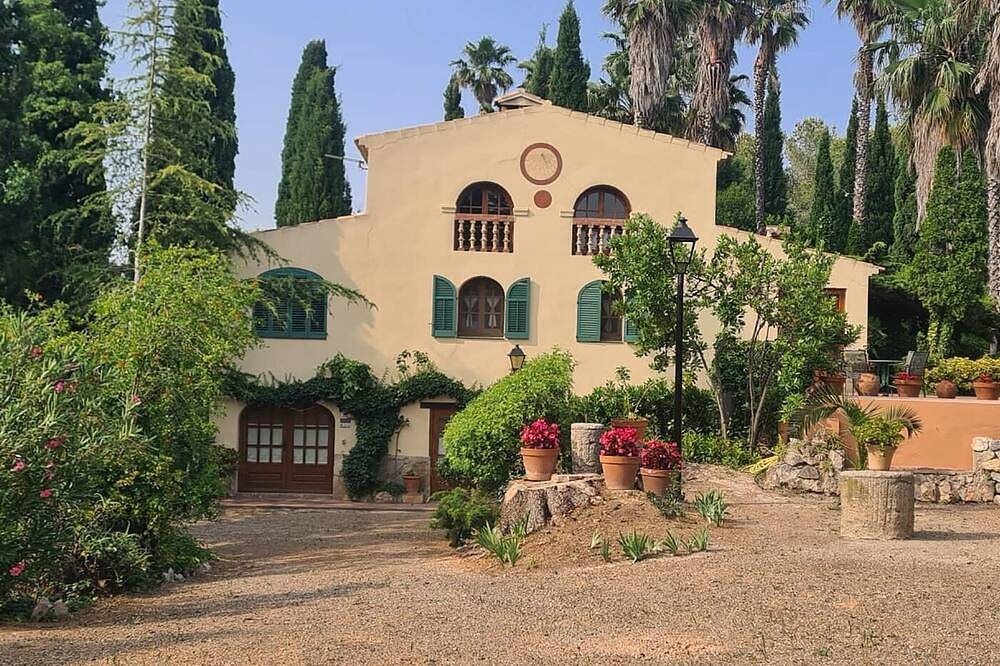 Beautiful house 5000m2 private garden with pool i and porch with barbecue.Wi-Fi in Valls, Alt Camp