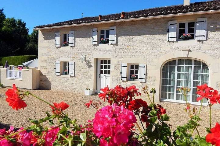 Location de vacances pour 5 personnes, avec Terrasse ainsi que Jardin et Piscine à Migron