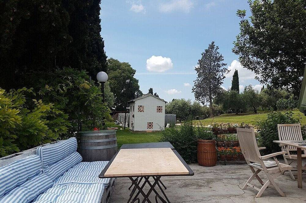 Ampio Appartamento con Giardino e Patio tra i Vigneti in Sona, Gardasee-Berge