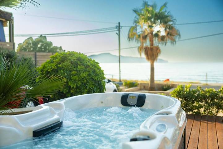 Location de vacances pour 3 personnes, avec Jacuzzi ainsi que Terrasse et Vue dans Stalos