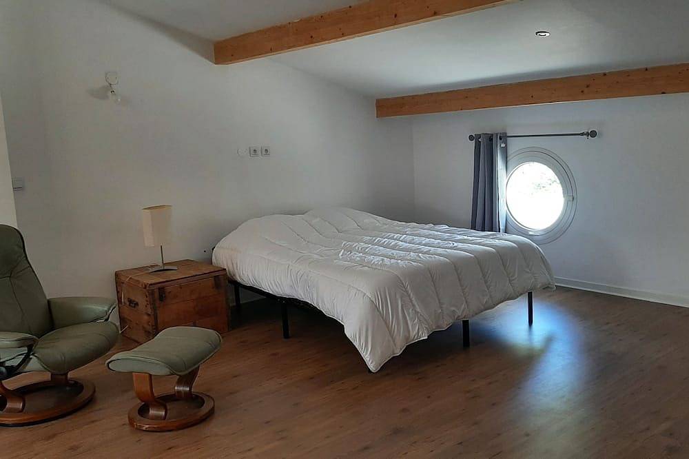 Appartement entier, Grand appartement avec terrasse, possibilité d'une chambre en plus. in Régusse, Région de Brignoles