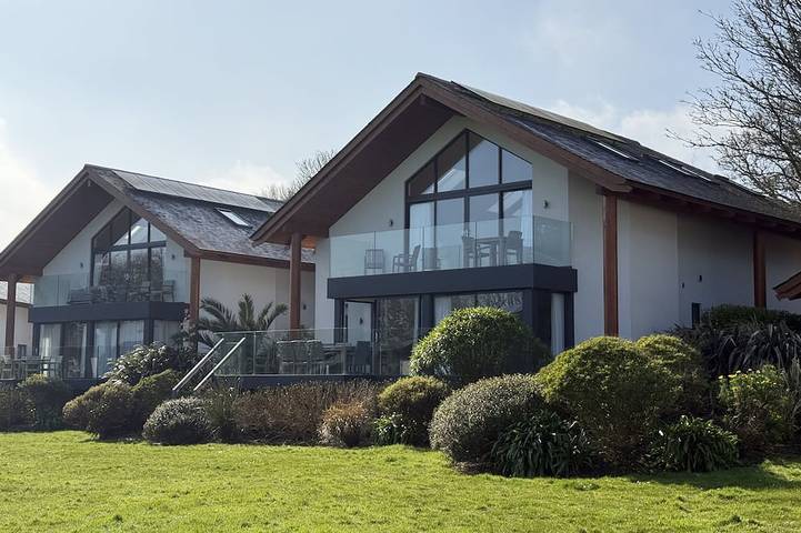 Villa with pool for 10 people, with balcony and garden as well as pool in Cornwall