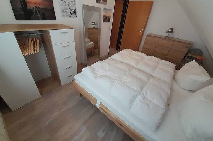 Ganze Wohnung, Helle Ferienwohnung mit Südbalkon für 2 Pers., strandnah, zentrumsnah, 2 e-bikes in Norddeich, Norden und Umgebung