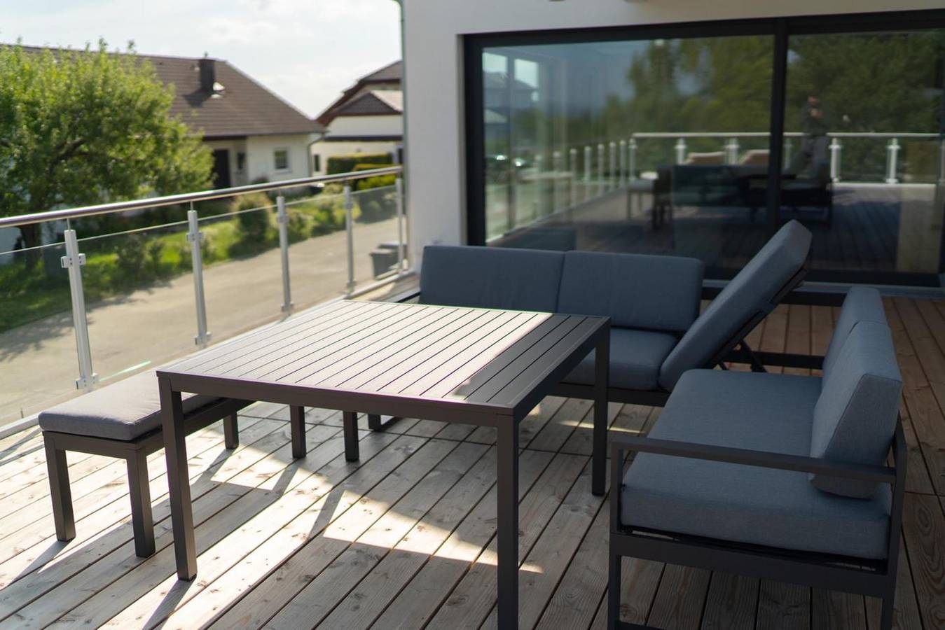 Ganze Wohnung, Luxus-Ferienwohnung Seesehnsucht Höri mit Seeblick und Whirlpoolbadewanne. in Gaienhofen, Untersee