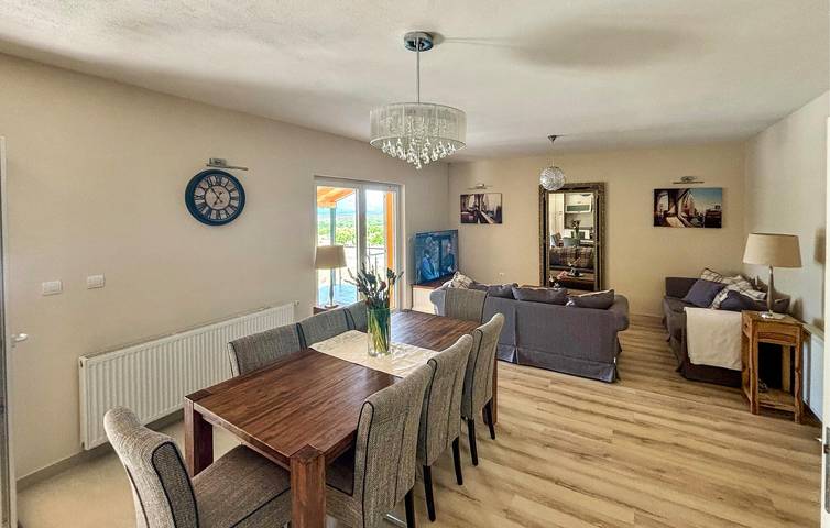 Geräumige 180 m² große Wohnung mit Pool, WLAN und Parkplatz in Dalmatinisches Zagora