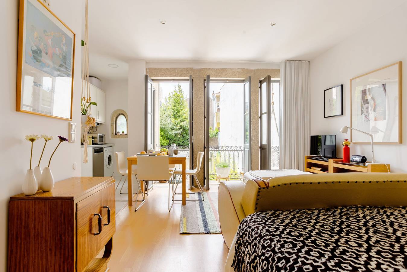 Entire studio, Studio Apartment 'Sunny Priorado - Vintage' with Balcony and Wi-Fi in Cedofeita, Porto