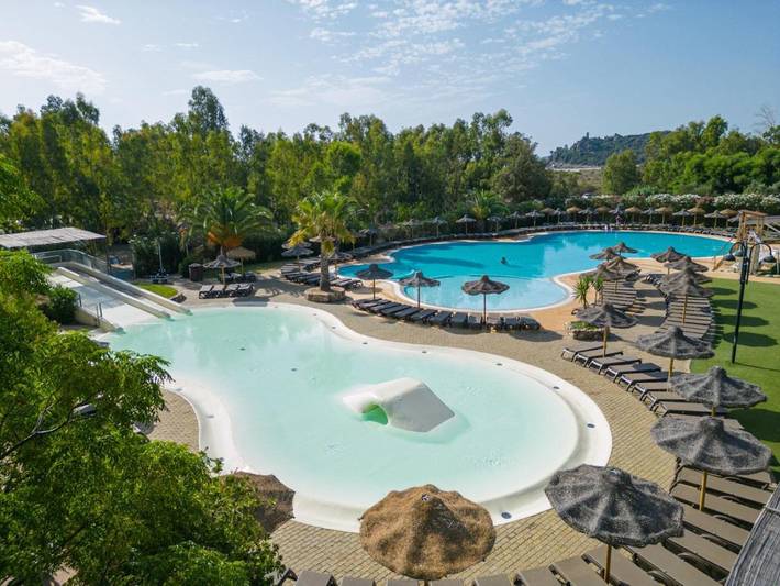 Bungalow für 4 Personen, mit Kinderpool und Terrasse sowie Pool in Süd Sardinien