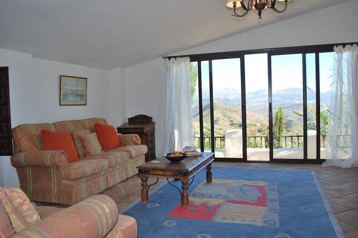 Großes andalusisches Bauernhaus, herrliche Aussicht, Pool und Gärten, in der Nähe des Naturparks in Colmenar, Cordillera Penibética
