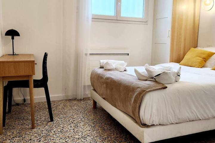 Ganze Wohnung, Le 56 Celadon-Apartment-Apartment-Ensuite mit Bad-Blick auf den Hof in Aix-les-Bains, Chambéry und Umgebung
