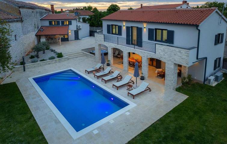 Ferienhaus für 8 Personen, mit Balkon und Whirlpool sowie Terrasse und Garten in Foli