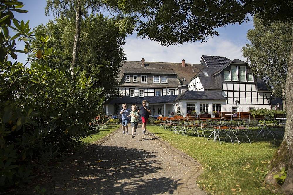 Ferienhaus in Einzellage mit großem Garten umgeben von Wiesen und Wald in Bestwig, Naturpark Arnsberger Wald