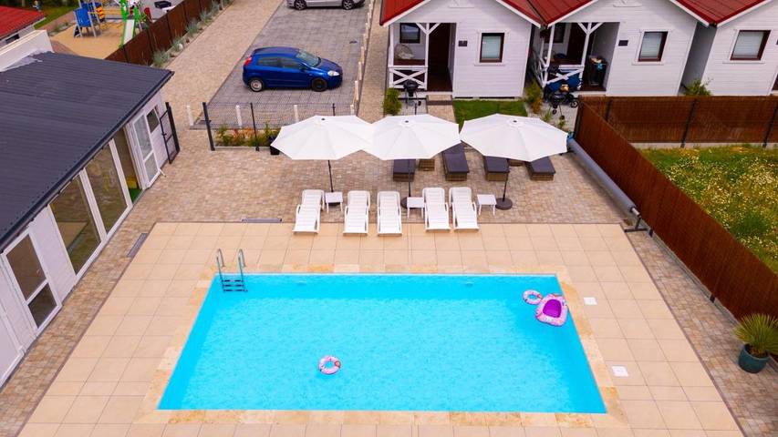 Domek letniskowy dla 5 osób, z Jacuzzi i Taras oraz Ogród i Basen w Bobolin