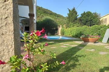 Location de vacances pour 4 personnes, avec piscine ainsi que jardin et terrasse à Tanaunella