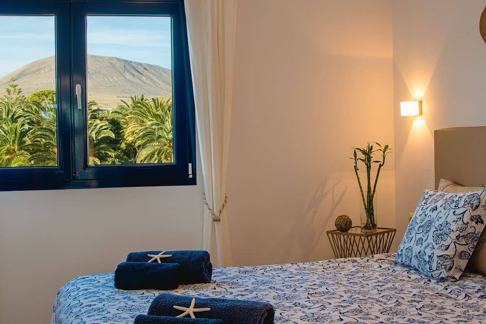 Frontline Villa 25, Modern Coastal Design with Amazing Views in Puerto Calero, Yaiza