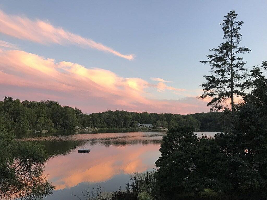 Lake Home mit Whirlpool, Pool / Tischtennis / Pokertischen, Angeln, Booten, Feuerstelle in Dutchess County