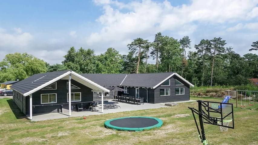 Ferienhaus für 23 Personen, mit Sauna und Terrasse sowie Pool und Whirlpool