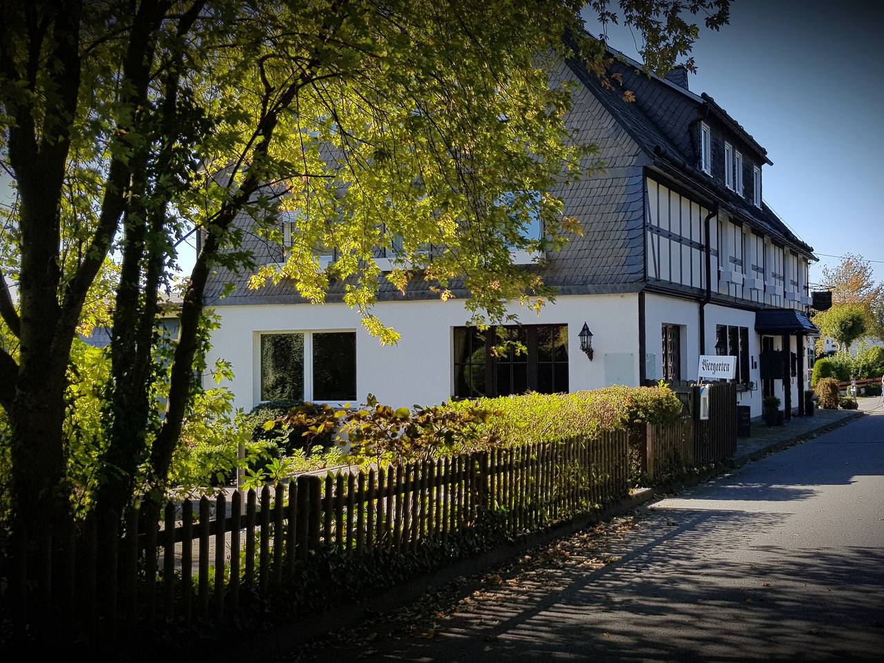 Landschaftsgasthaus Schanze 1 - Einzelzimmer mit Sofa, Terrasse und Tv in Schanze, Schmallenberg