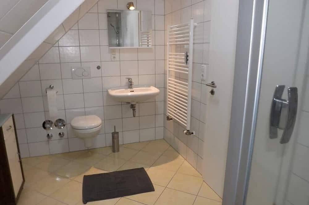 Ganze Wohnung, Helle Dachstudio Fewo mit moderner Einbauküche in Floß, Naturpark Nördlicher Oberpfälzer Wald