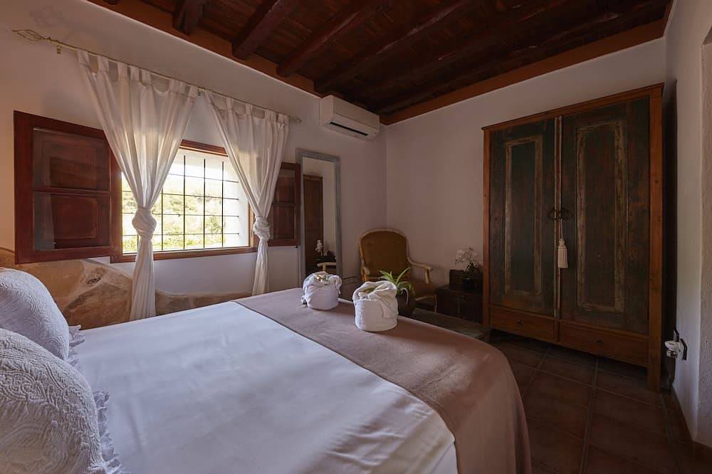 Authentische Villa Ibicenca Zwischen Den Bergen, 10 Min Vom Strand. in St Miquel de Balansat, Sant Joan de Labritja