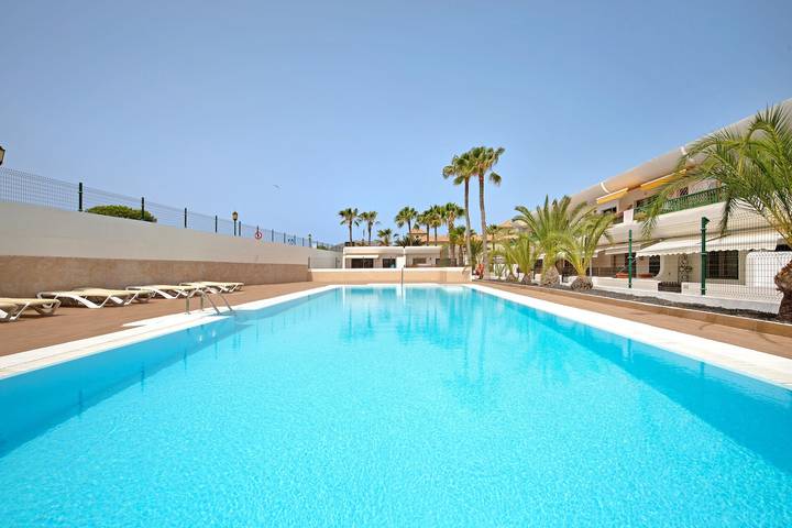 Apartamento entero, Apartamento de vacaciones "Dunas para explorar y relajarse" con piscina compartida, terraza y Wi-Fi in Corralejo, La Oliva