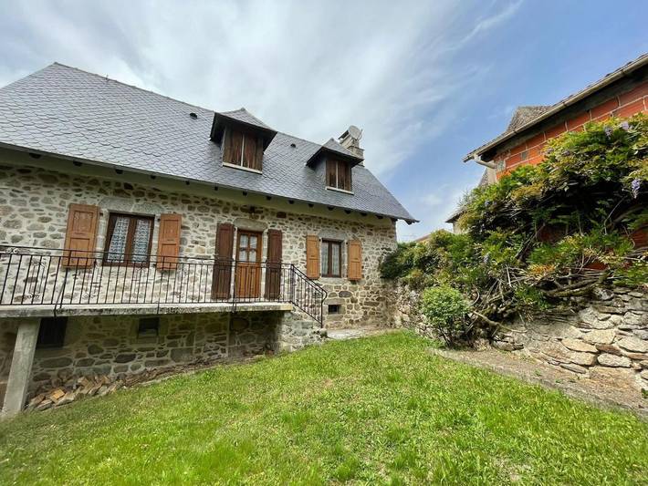 Location de vacances pour 7 personnes, avec Balcon et Terrasse ainsi que Jardin et Vue à Vitrac (Cantal)