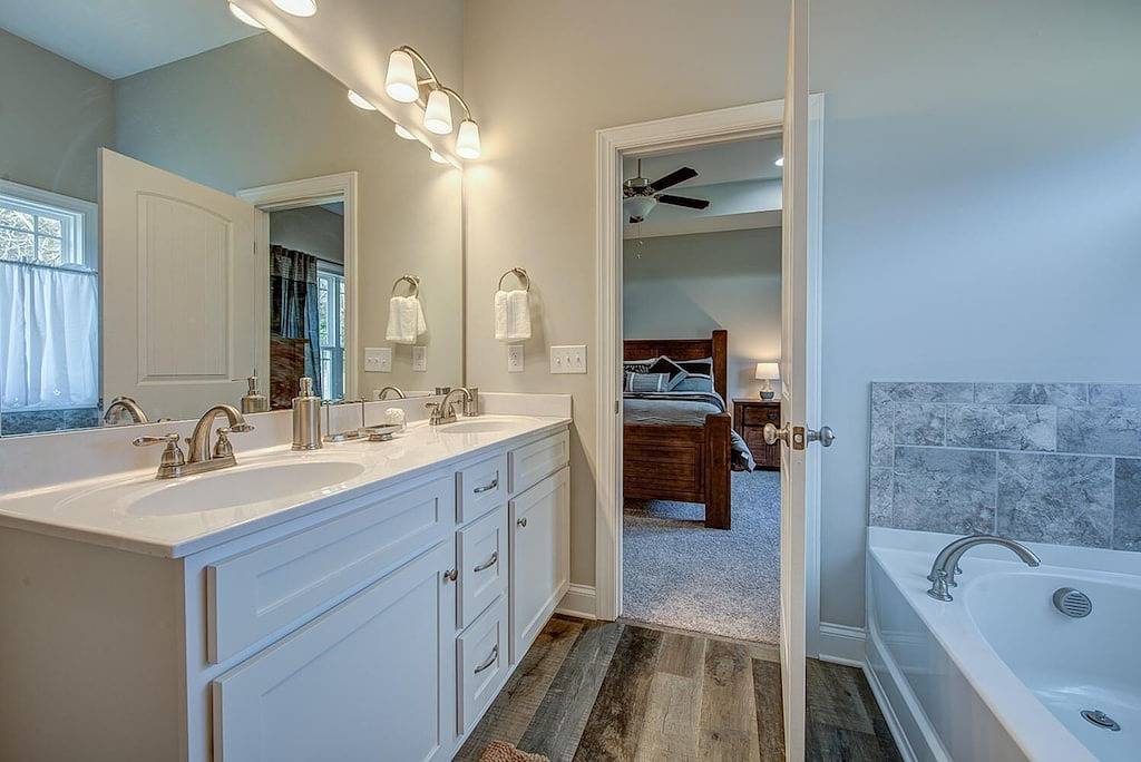 Schönes Belmont - 4 Schlafzimmer Haus auf großem Grundstück in Gaston County