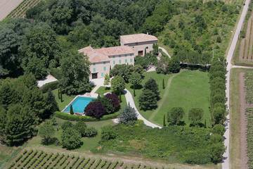 Location de vacances pour 30 personnes, avec jardin à Crillon-le-Brave