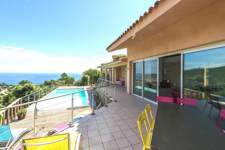 Villa pour 10 personnes, avec balcon ainsi que piscine et jardin, adapté aux familles