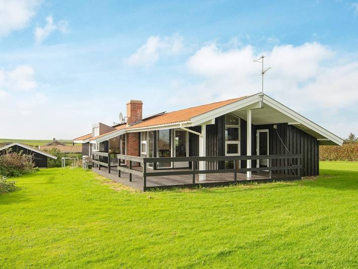 Ferieudlejning for 6 personer, med terrasse, børnevenlig i Gjeller Odde