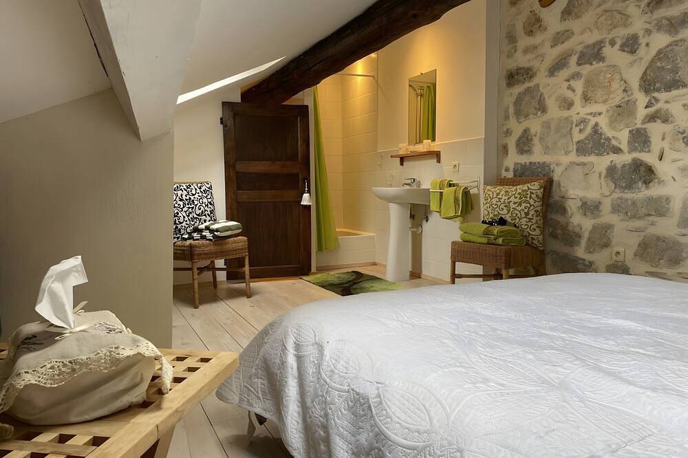 Guest Room \"Le Pigeonnier\" with Shared Pool, Wi-Fi, and Air Conditioning in Saint-Alban-Auriolles, Ardèche