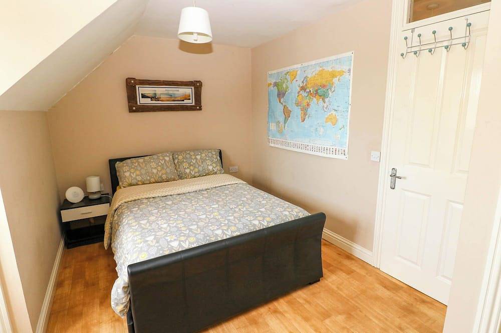 Alban Road, pet friendly, with hot tub in Llanelli in Llanelli, Carmarthenshire