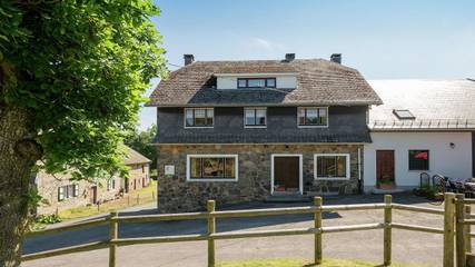 Gîte pour 10 personnes, avec jardin ainsi que vue sur le lac et terrasse à Amblève