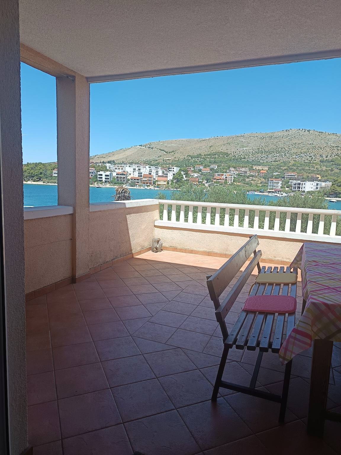 Ganze Wohnung, 1-Zimmer-Ferienwohnung am Strand Sparadici, Sibenik A-24300-a in Grebastica, Šibenik-Knin