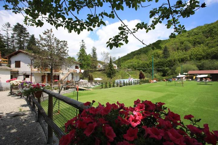 Casa vacanza per 4 persone, con Idromassaggio e Terrazza nonché Giardino e Piscina a Borzonasca