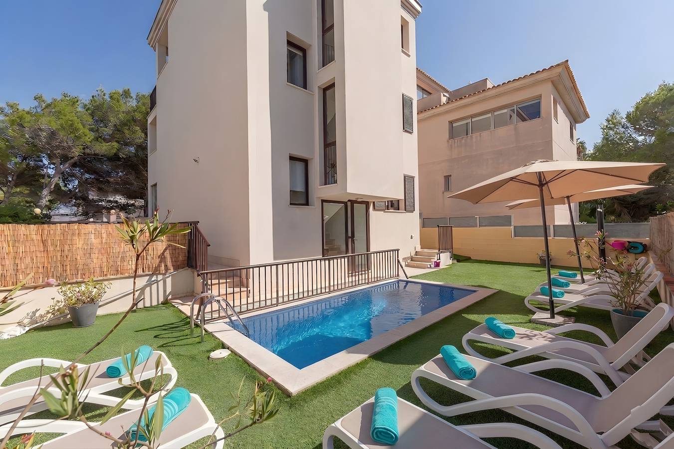 Villa 'Sa Nineta' mit herrlichem Meerblick, privatem Pool, Terrasse, Garten, Wlan und Klimaanlage in Playa Son Serra de Marina, Santa Margalida