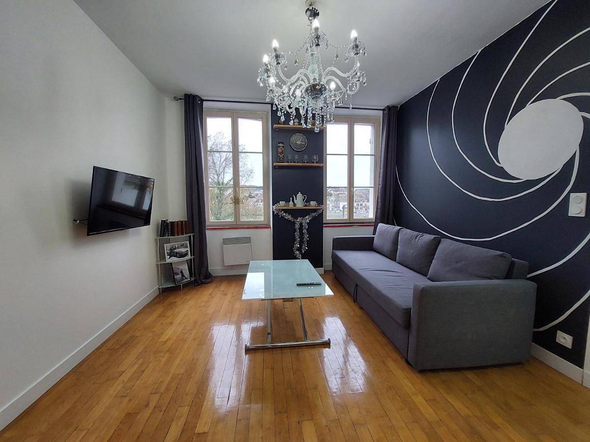 Two-Bedroom Family Apartment in Pont-sur-Yonne, Yonne