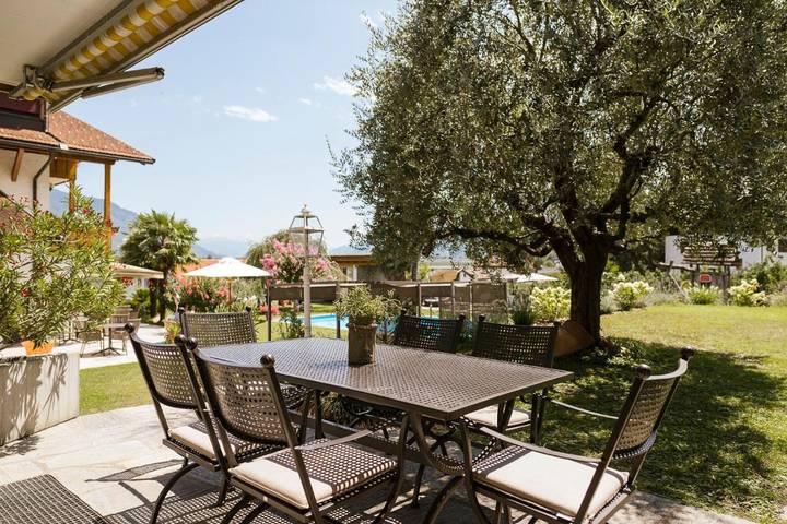 Ferienhaus für 8 Personen, mit Balkon und Whirlpool sowie Terrasse und Garten
