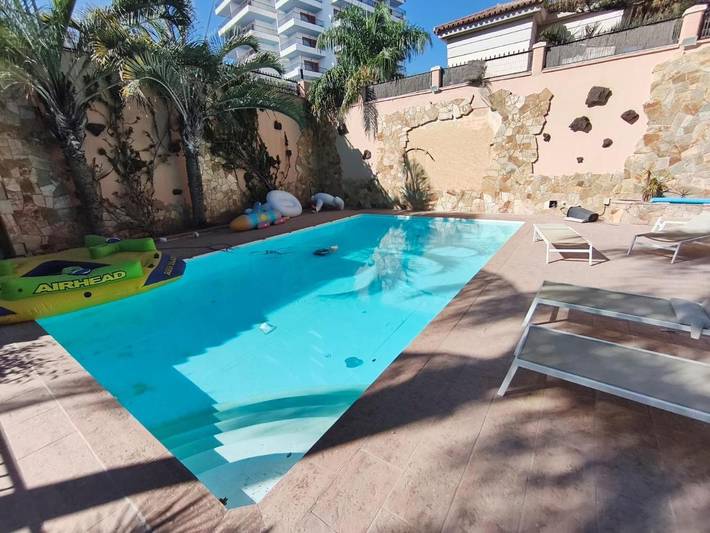 Chalet para 14 personas, con jardín además de piscina y vistas en La Carihuela