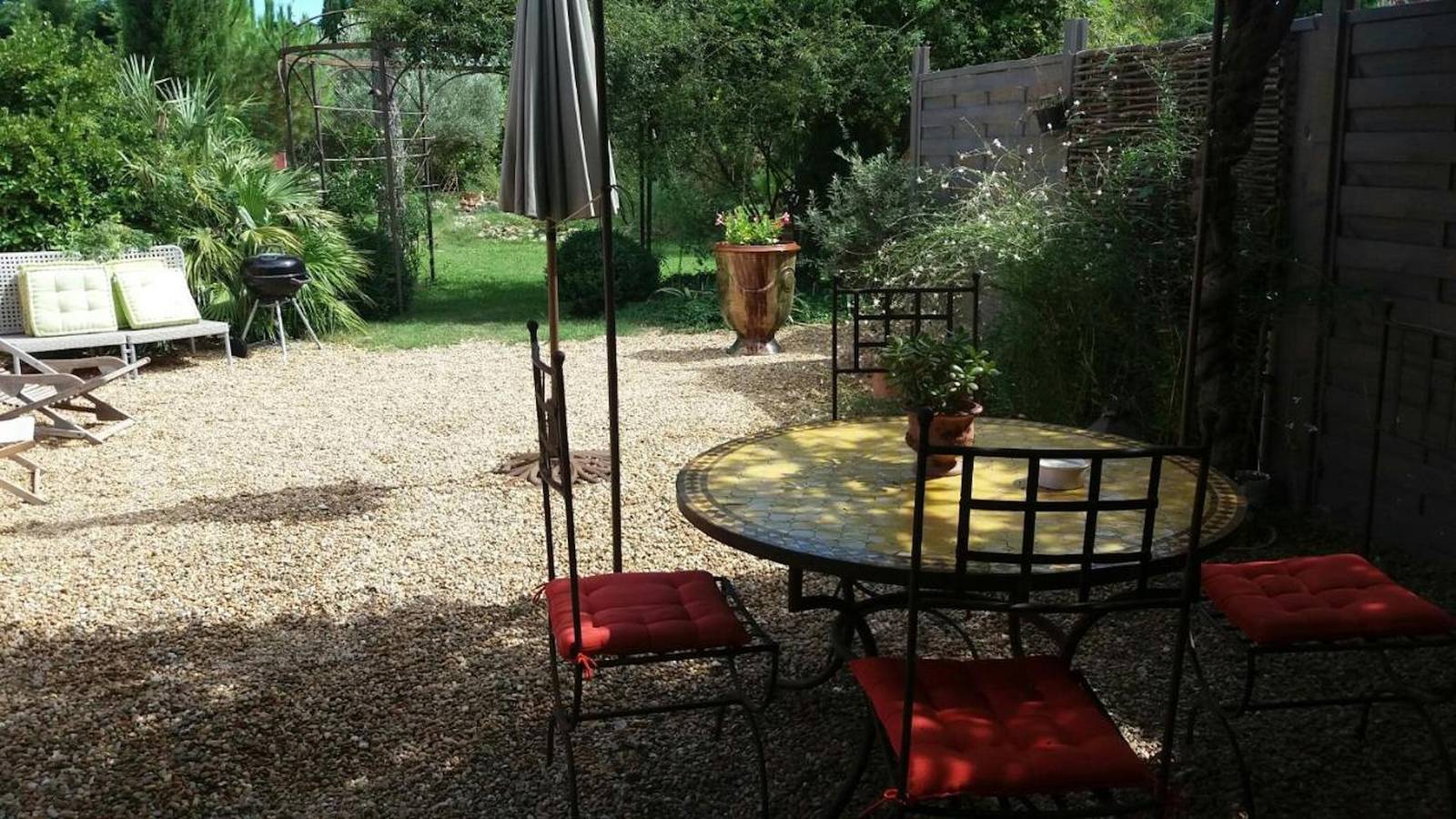 Peaceful haven with private pool and garden in Cheval-Blanc in Cheval-Blanc, Parc naturel régional du Luberon