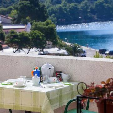 Chambre d’hôte pour 4 personnes, avec balcon dans Lastovo