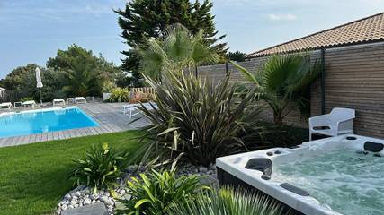 Gîte pour 2 personnes, avec terrasse et jacuzzi ainsi que piscine et jardin à Préfailles