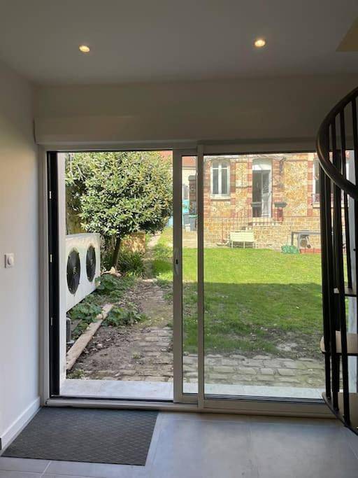 Two-Bedroom House in Vaux-sur-Seine, Yvelines